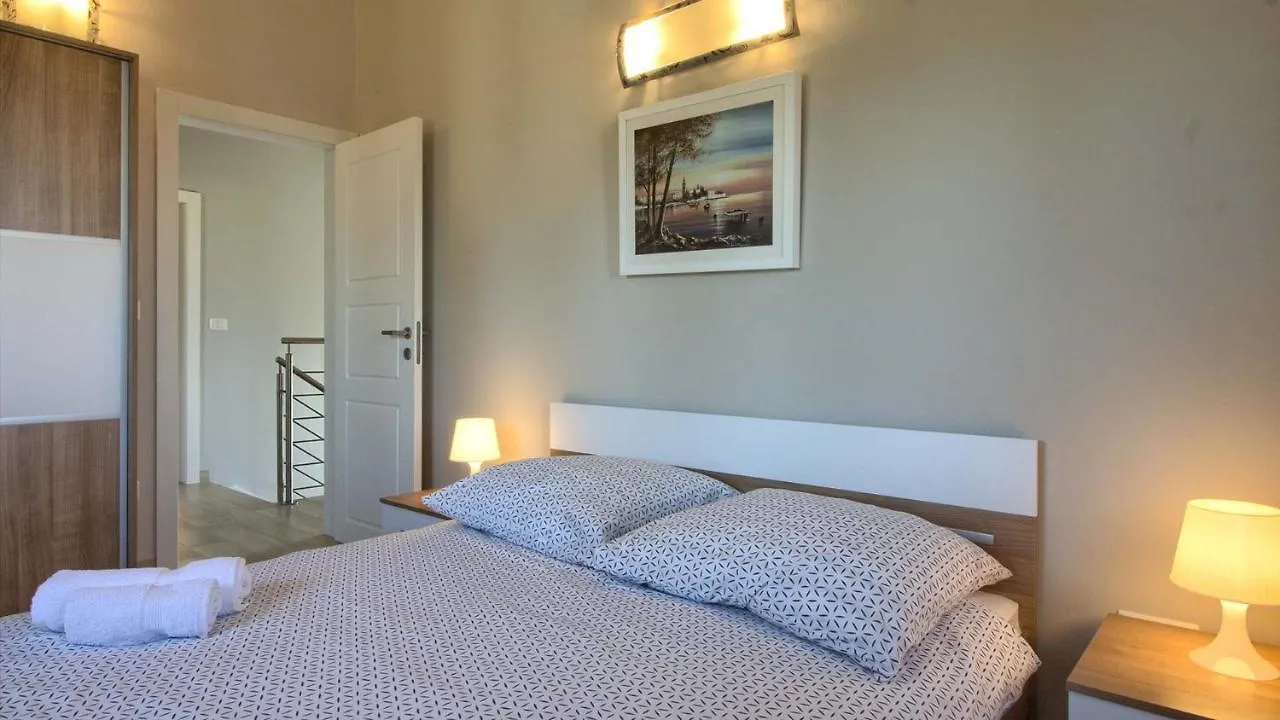 Beautiful Villa Mugeba II With Pool Near The Aquapark In Porec